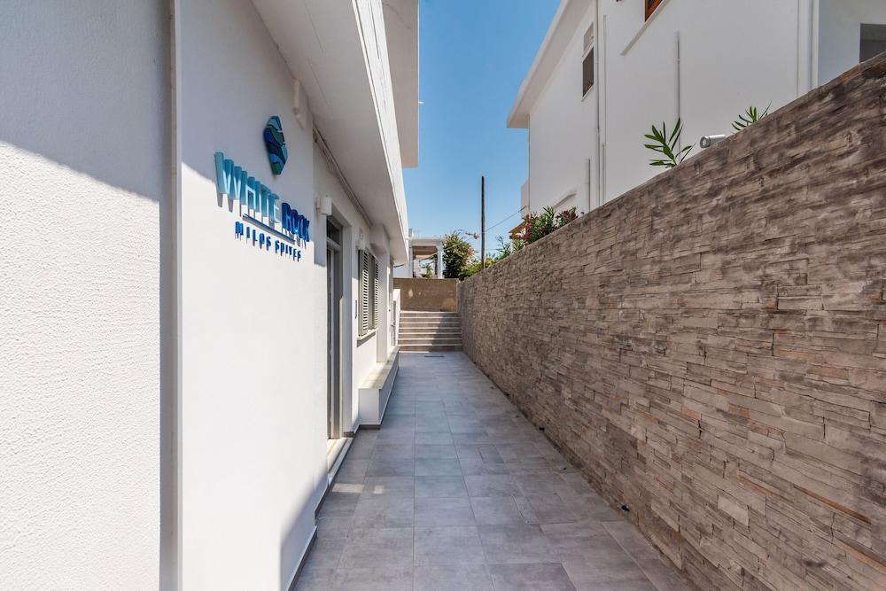 White Rock Milos Suites Adamantas  Exterior foto